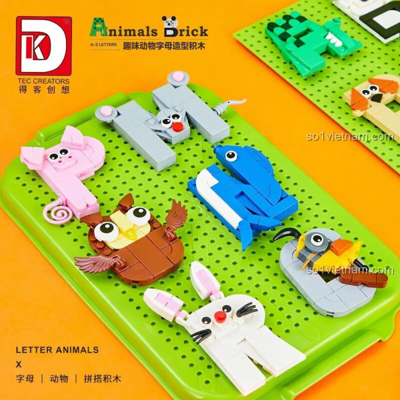 Một số mô hình động vật từ bộ lắp ghép Bảng chữ cái động vật DK được đặt trên tấm nền xanh, khoe trọn vẻ đáng yêu.