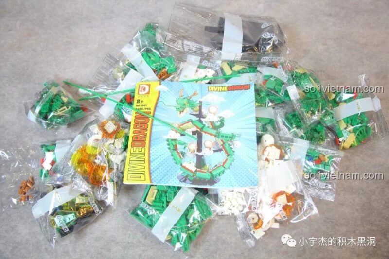 Mở hộp bộ lắp ghép Rồng Thần Shenron DK, bên trong có nhiều túi chi tiết và sách hướng dẫn lắp ráp chi tiết.