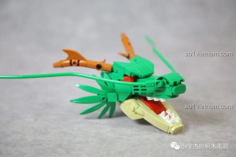 Mô hình Rồng Thần Shenron 5007 được tạo dáng uốn lượn đầy sống động quanh đế trưng bày, thể hiện sự linh hoạt của các khớp nối.