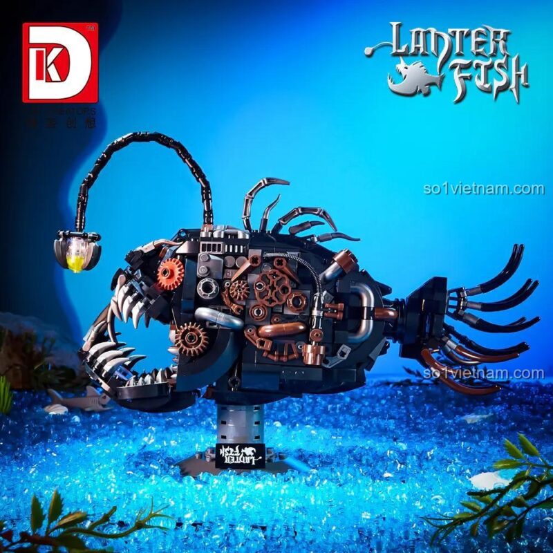 Góc nhìn ngang của Cá Anglerfish máy móc 7042, khoe trọn vẹn thân hình cơ khí và chiếc đuôi độc đáo.
