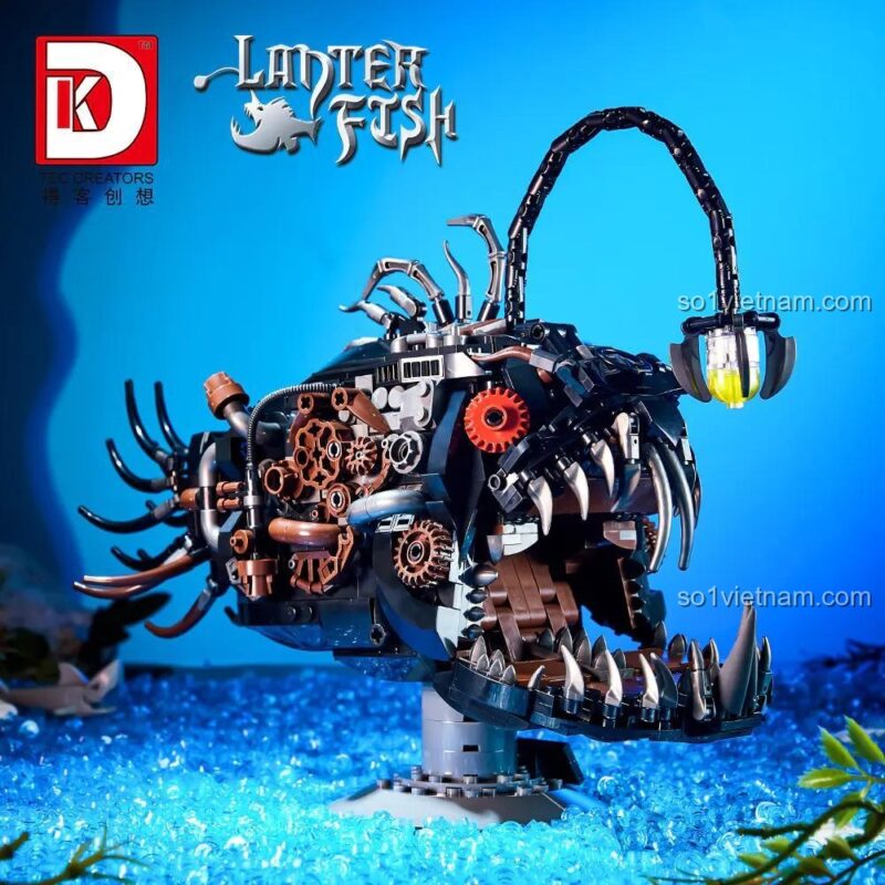 Cận cảnh phía trước của đồ chơi xây dựng Sinh vật biển Steampunk DK, bộ hàm sắc nhọn và các chi tiết máy móc.