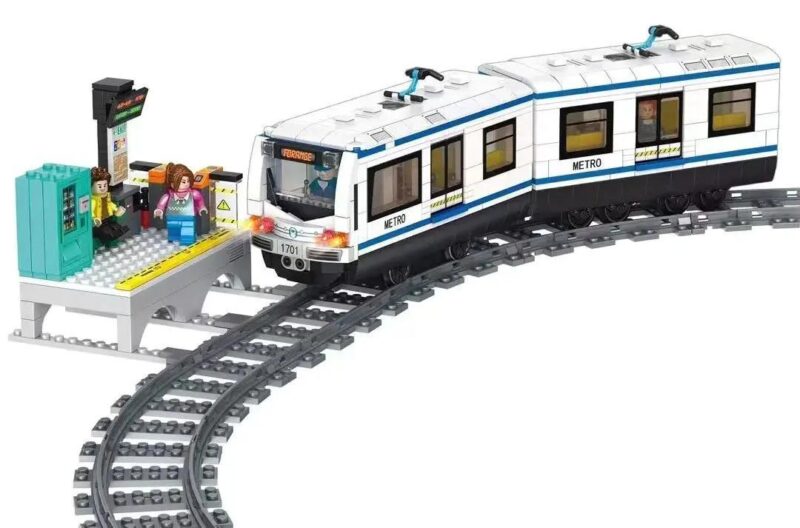Mô hình tàu điện ngầm Orbital Adventure FC1701 của Forange với đường ray và ga tàu, có minifigure