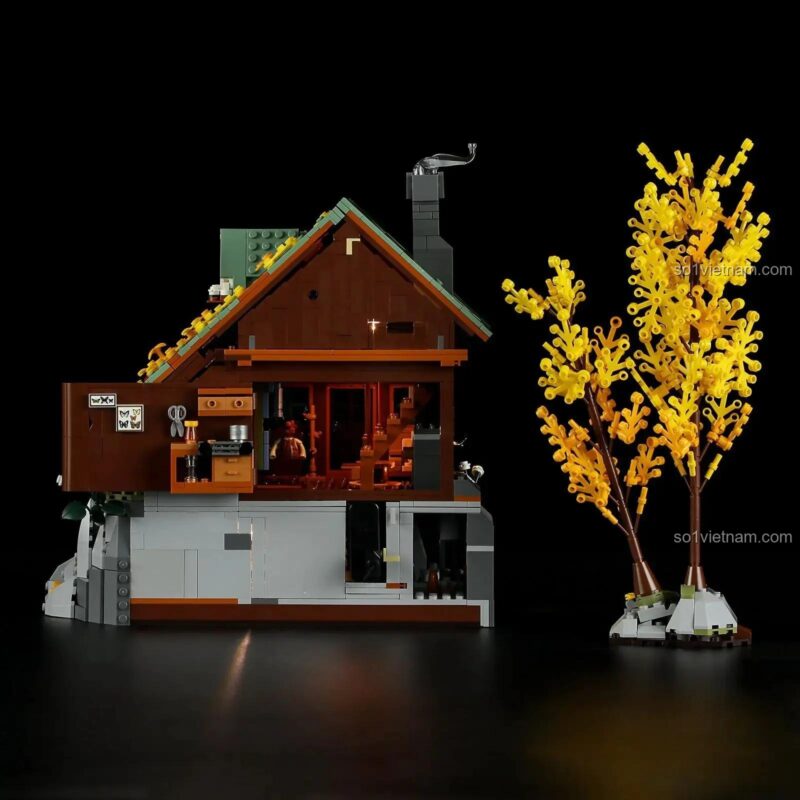 Thiết kế mặt sau mở của bộ xếp hình Cabin nghỉ dưỡng trên núi F9035, giúp dễ dàng quan sát và tương tác với nội thất bên trong.