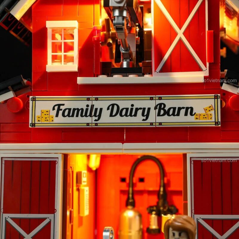 Chi tiết bảng tên 'Family Dairy Barn' trên mô hình Trang trại Bò Sữa Gia Đình F9037 của Funwhole