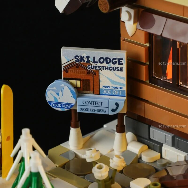 Biển hiệu 'SKI LODGE GUESTHOUSE' được in sắc nét trên sản phẩm Lumibricks 9041 Khu nghỉ dưỡng trượt tuyết mini.