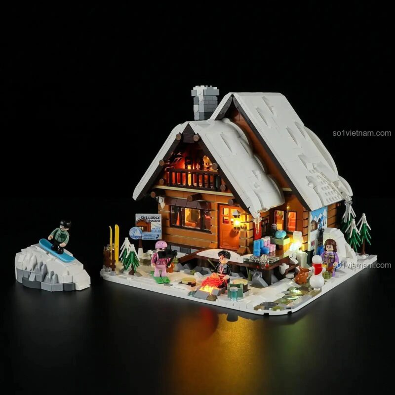 Ngôi Nhà Gỗ Phủ Tuyết Lumibricks F9041 trở nên lung linh và ấm cúng vào ban đêm nhờ hệ thống đèn LED tích hợp.