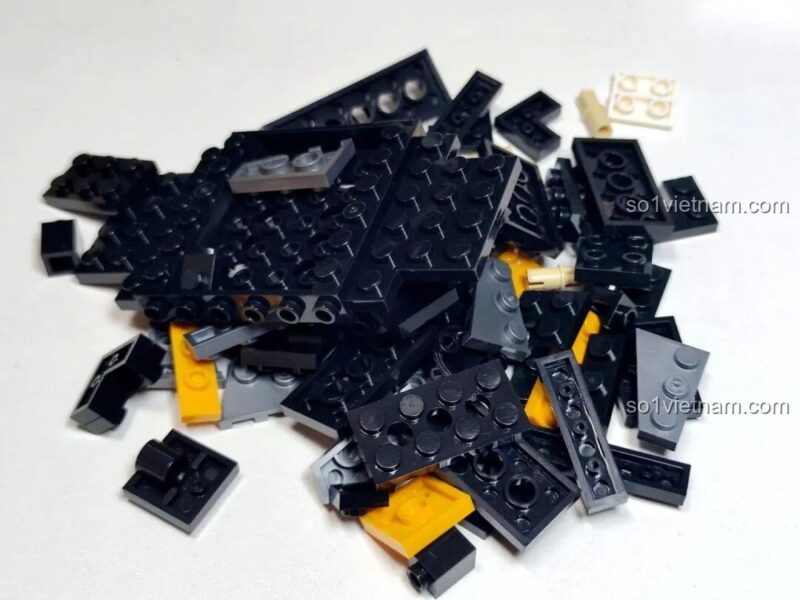 Tấm decal dán đi kèm bộ xếp hình GAOMISI T1092 để trang trí cho xe thêm phần sinh động và chân thực.