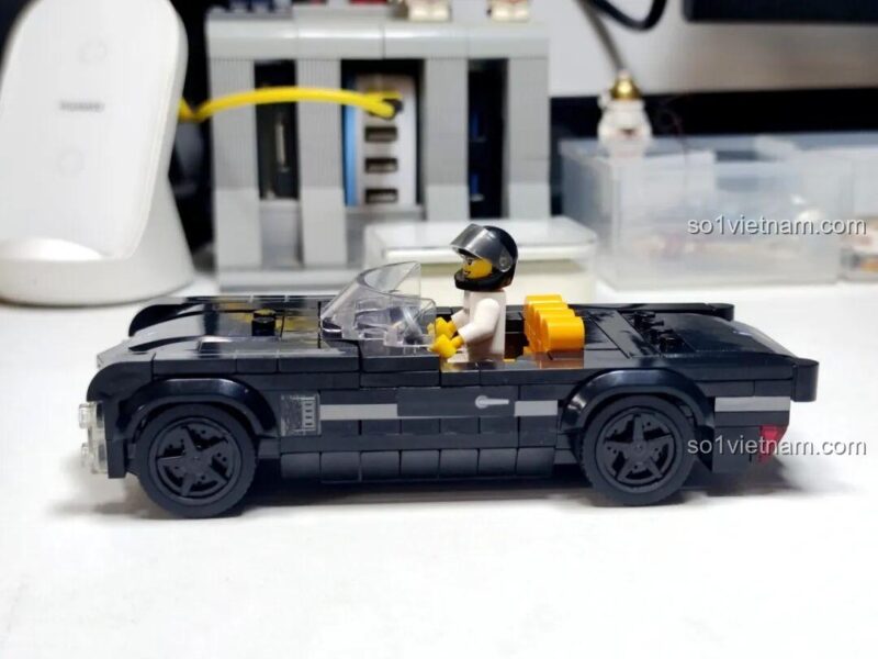Nội thất và phần đuôi xe của bộ lắp ráp Xe Cadillac mui trần, chi tiết vô lăng và ghế ngồi.