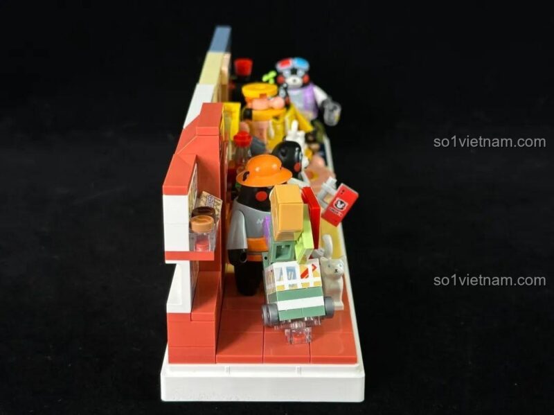 Cạnh bên 880038 đồ chơi mô hình chi tiết, thể hiện rõ các cảnh sinh hoạt của Kumamon.