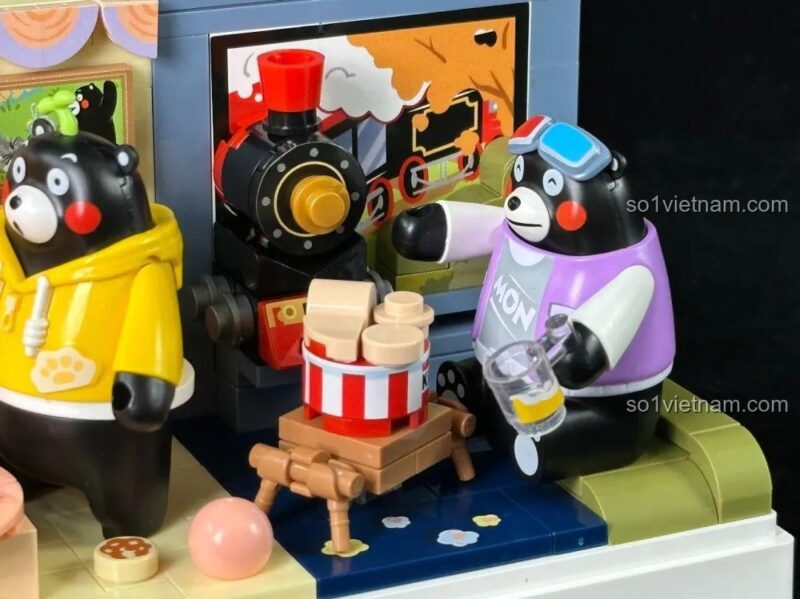 Cận cảnh bộ lắp ghép Kumamon Cuộc Sống Ở Nhà trong hộp trưng bày, chi tiết sắc nét, màu sắc tươi sáng.
