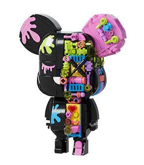 Mô hình Gấu Bearbrick JAKI JK6250-4 màu đen với các chi tiết máy móc bên trong, có tai màu đen với họa tiết màu hồng