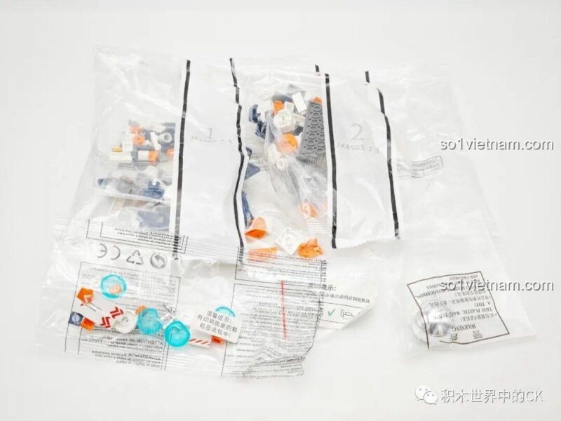 Các túi mảnh ghép bên trong hộp sản phẩm Phi Hành Gia Không Gian JAKI JK8505, chất lượng cao, an toàn.