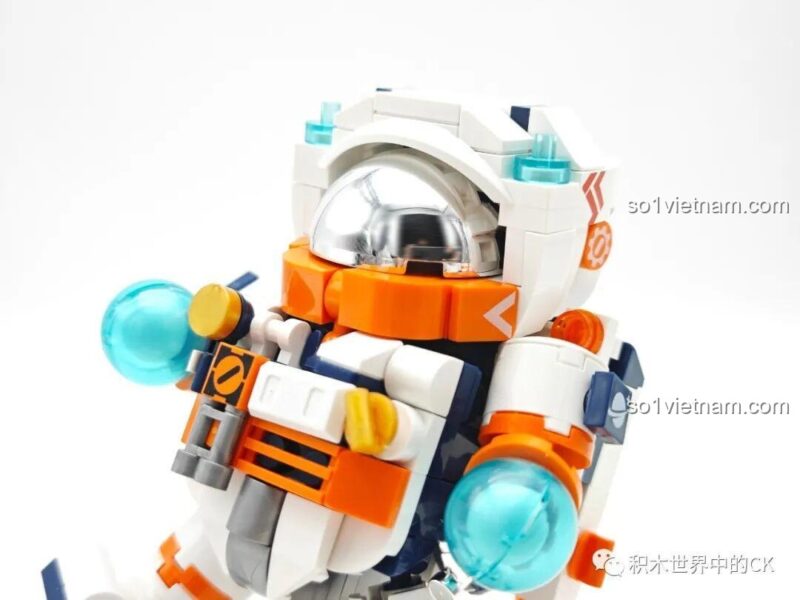 Bộ đồ chơi JAKI JK8505 Phi Hành Gia Không Gian nhìn từ góc chéo, thể hiện tư thế đang bay năng động.