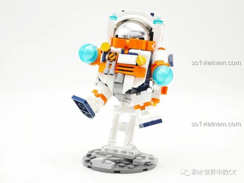 Mô hình Phi Hành Gia Không Gian JAKI JK8505 hoàn thiện, đứng trên đế trưng bày tạo hiệu ứng lơ lửng độc đáo.