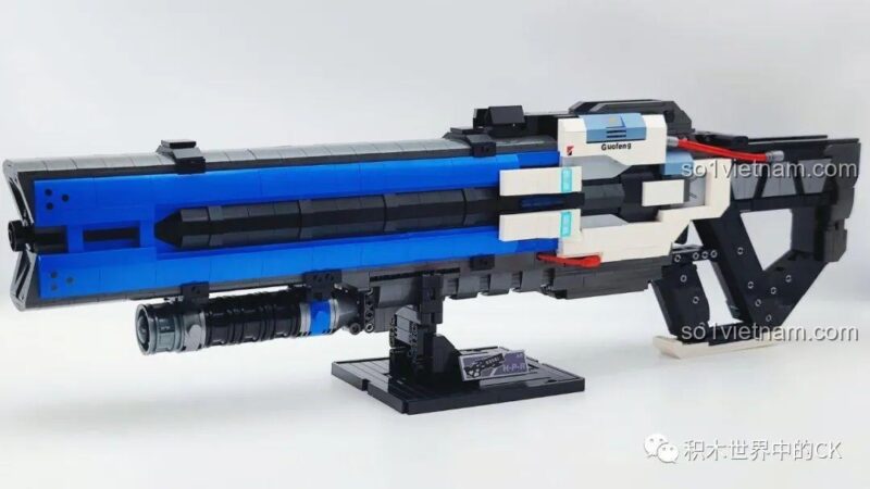 Mô hình súng JIESTAR 58023 được trưng bày vững chãi trên đế đi kèm, rất thích hợp để trang trí.