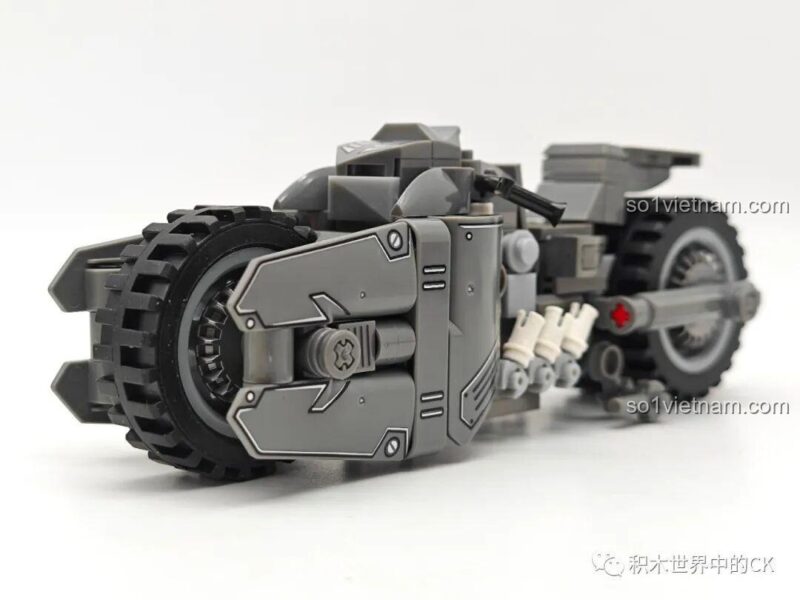 Cận cảnh phần bánh trước và giáp của bộ lắp ráp Xe mô tô của Batman, cho thấy các chi tiết tinh xảo.