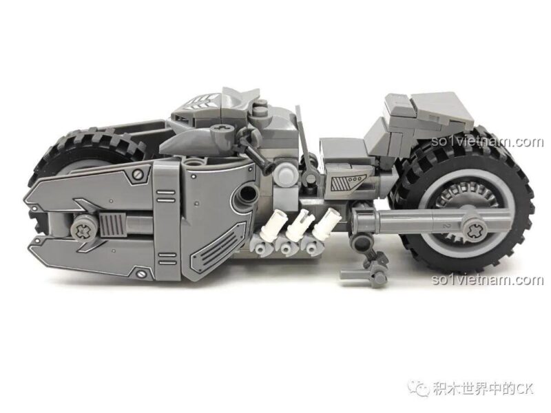 Góc nhìn từ bên hông của đồ chơi mô hình Batcycle 58051, nổi bật với động cơ và hệ thống treo.