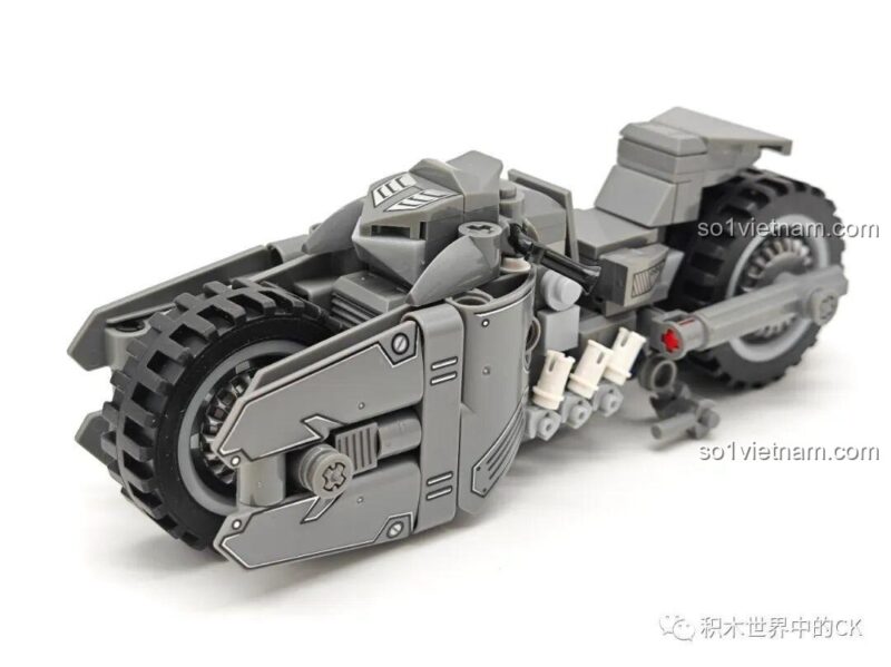 Mô hình JIESTAR 58051 Batcycle đã lắp ráp hoàn chỉnh, khoe trọn thiết kế technic phức tạp và vẻ ngoài mạnh mẽ.