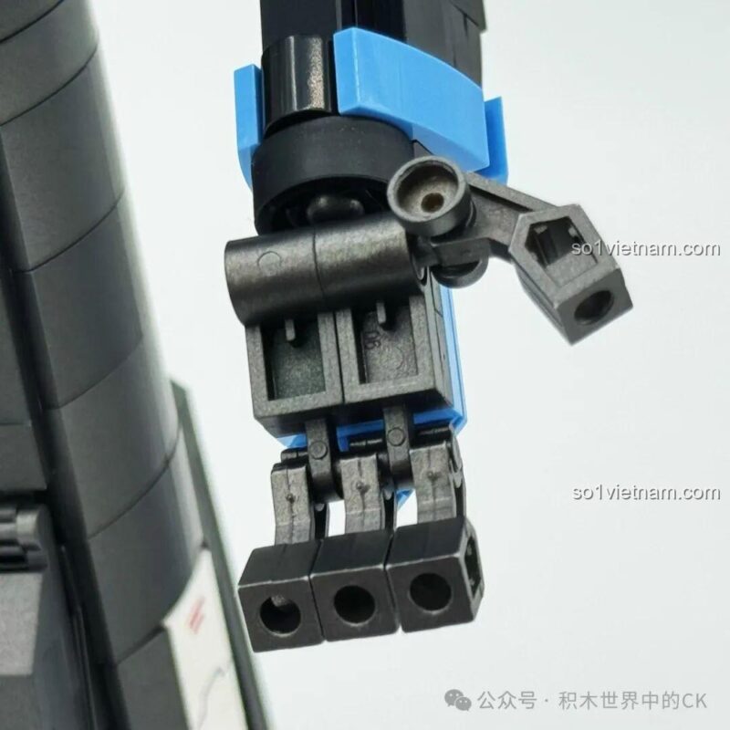 Hình ảnh một chiếc giày có gắn dao, không liên quan đến sản phẩm.