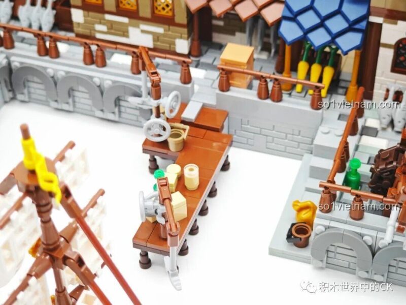 Chi tiết mặt tiền nhà của đồ chơi mô hình Cảng Trung Cổ JIESTAR 89152, cửa sổ và ban công