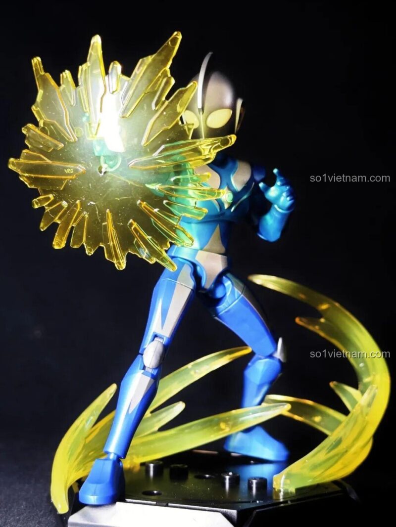 Minifigure Cosmos Ultraman Dạng Thần Mặt Trăng với hiệu ứng năng lượng vàng, tạo dáng thanh thoát. Đồ chơi xếp hình 75172 giúp bé rèn luyện sự tập trung và kiên nhẫn.