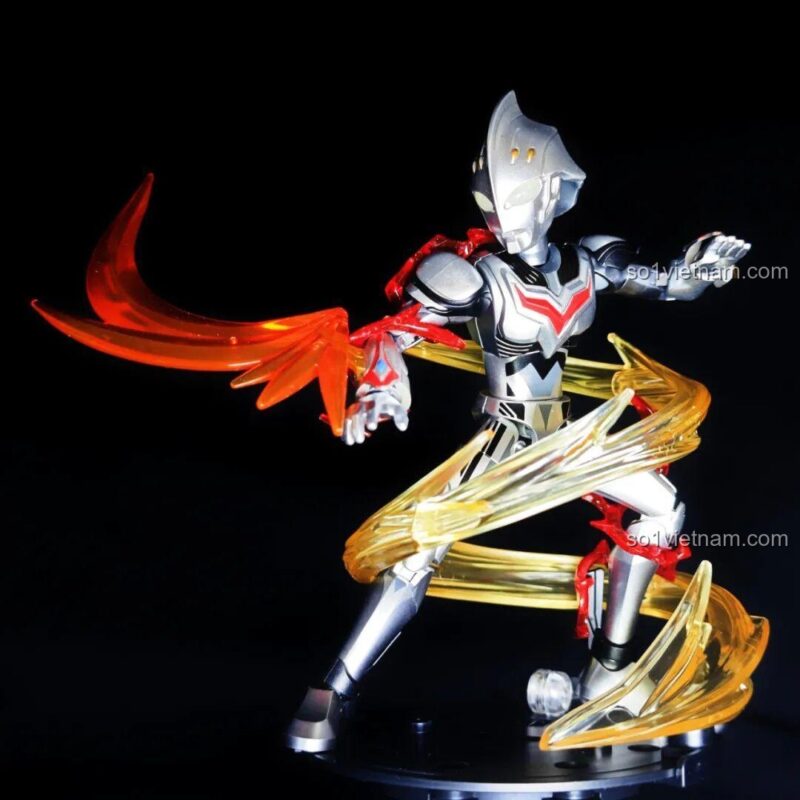 Minifigure Nexus Ultraman Dạng Trẻ Thơ với hiệu ứng năng lượng màu vàng, thể hiện sức mạnh tiềm ẩn. Bộ lắp ghép Ultraman ZERO là đồ chơi giáo dục, kích thích trí tưởng tượng cho bé trai 8 tuổi.