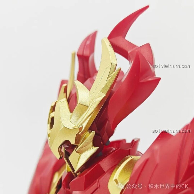 Chi tiết mũ bảo hiểm của figure lắp ráp Mặc Tử Long Kỵ Sĩ, thể hiện chất lượng hoàn thiện cao.
