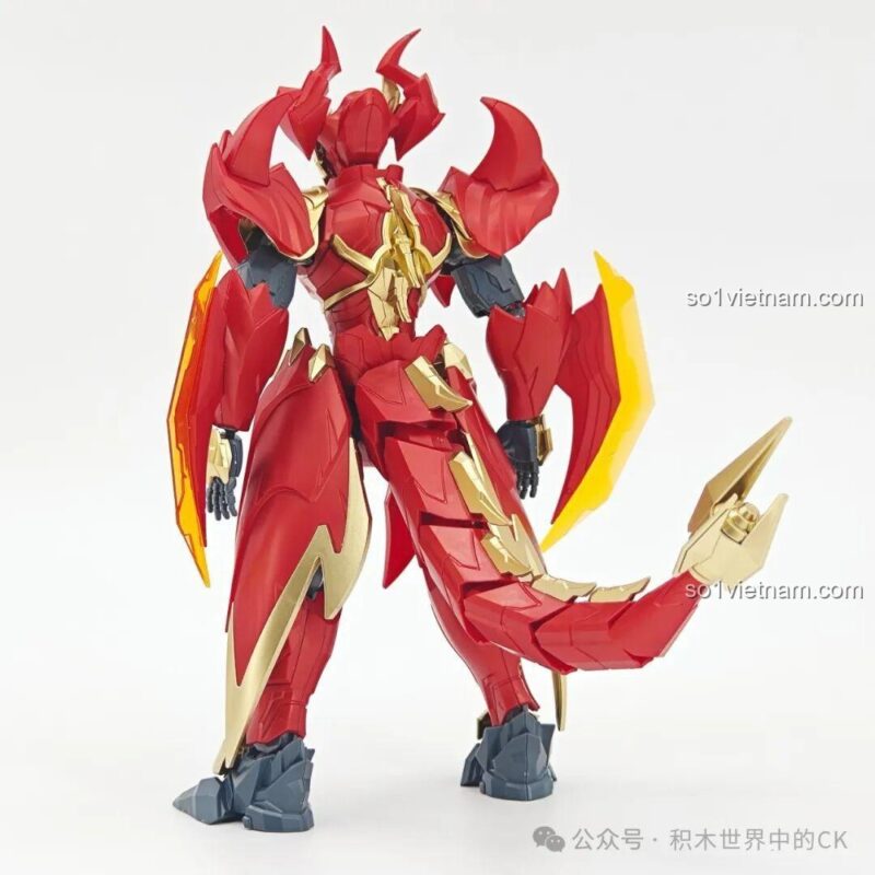 Đuôi rồng cơ khí của Mecha Mặc Tử Long Kỵ Sĩ có thể uốn lượn tạo nhiều dáng khác nhau.