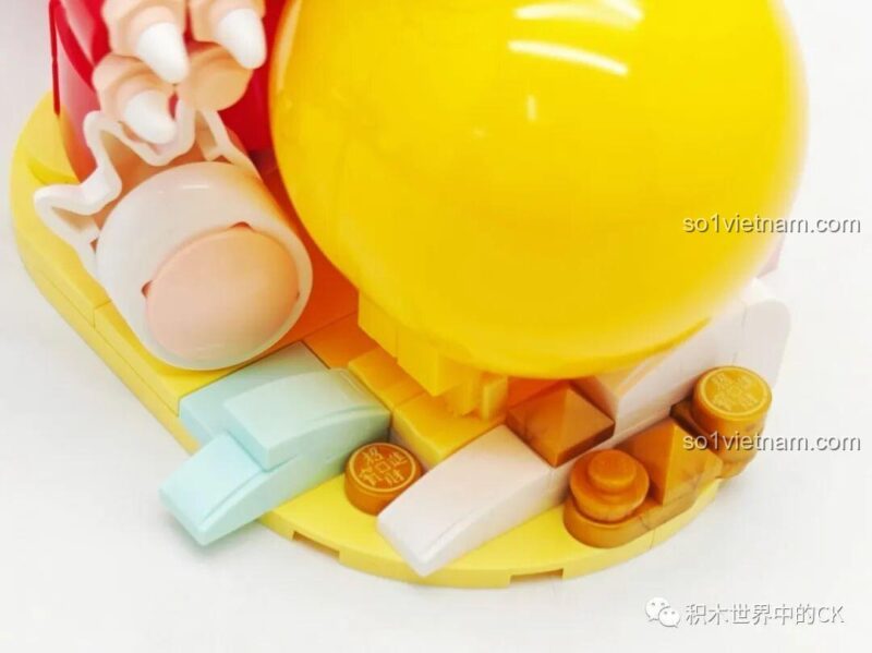 Ảnh chụp chính diện bộ lắp ghép Rồng Ôm Ngọc Vàng, đôi mắt to tròn và viên ngọc vàng óng.