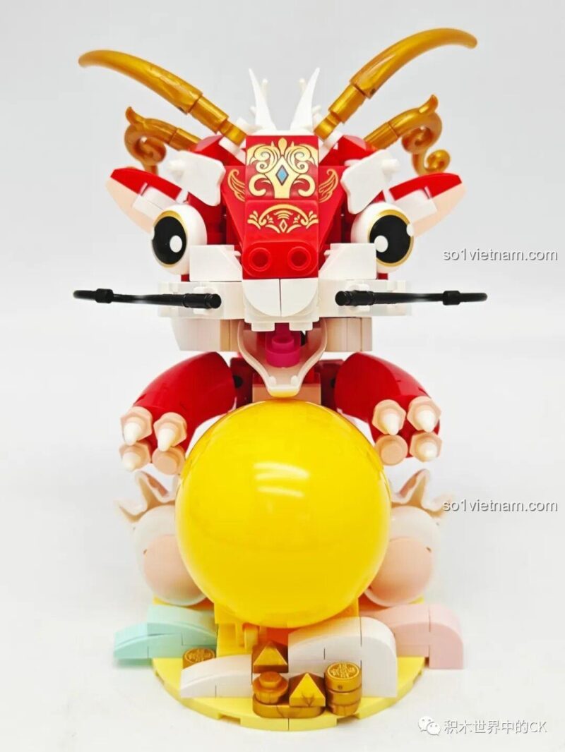 Một góc nhìn nghiêng khác của đồ chơi xây dựng Mô hình Rồng chibi, miệng rồng đang mở.
