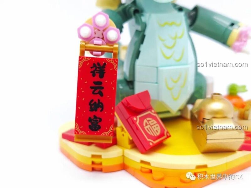 Mô hình rồng đỏ và cá chép vàng, biểu tượng may mắn trong bộ đồ chơi mô hình Cặp Rồng Dâng Điềm Lành.