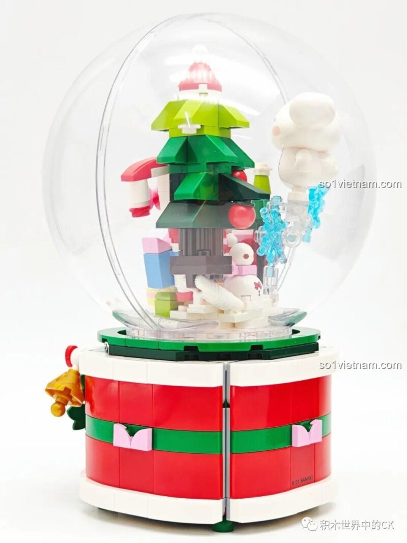 Mô hình hoàn thiện của bộ đồ chơi Keeppley K20836 Hộp nhạc Giáng Sinh Sanrio Characters, với Hello Kitty và Cinnamoroll bên trong cầu tuyết