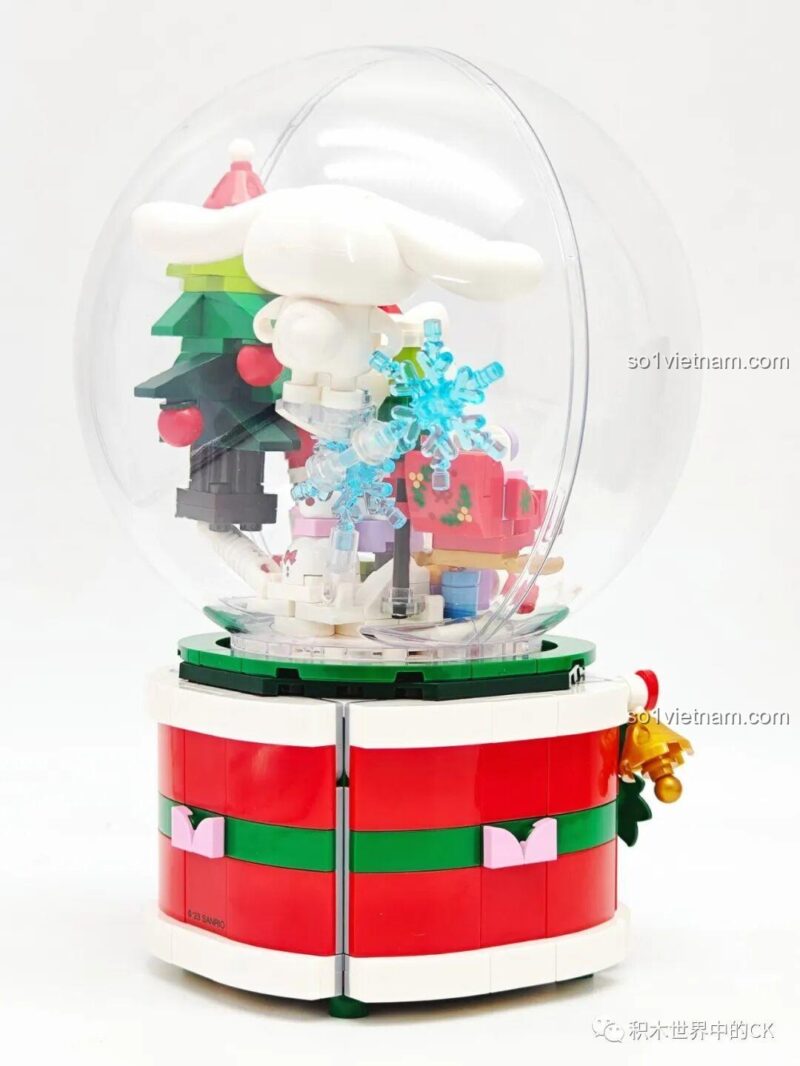 Cận cảnh mô hình Keeppley K20836 Hộp nhạc Giáng Sinh Sanrio Characters từ bên cạnh, chi tiết bông tuyết và quà Giáng Sinh