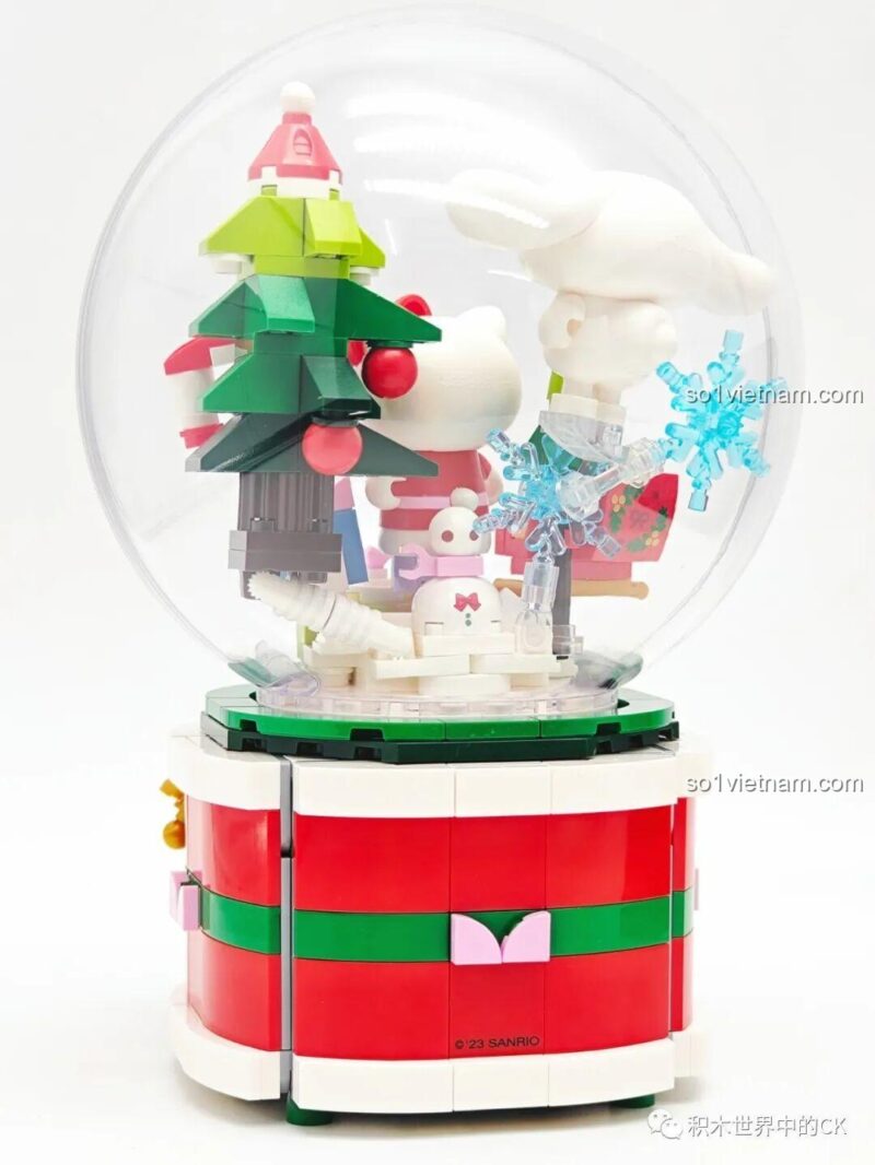 Mặt sau mô hình Keeppley K20836 Hộp nhạc Giáng Sinh Sanrio Characters, cây thông Noel và các món quà