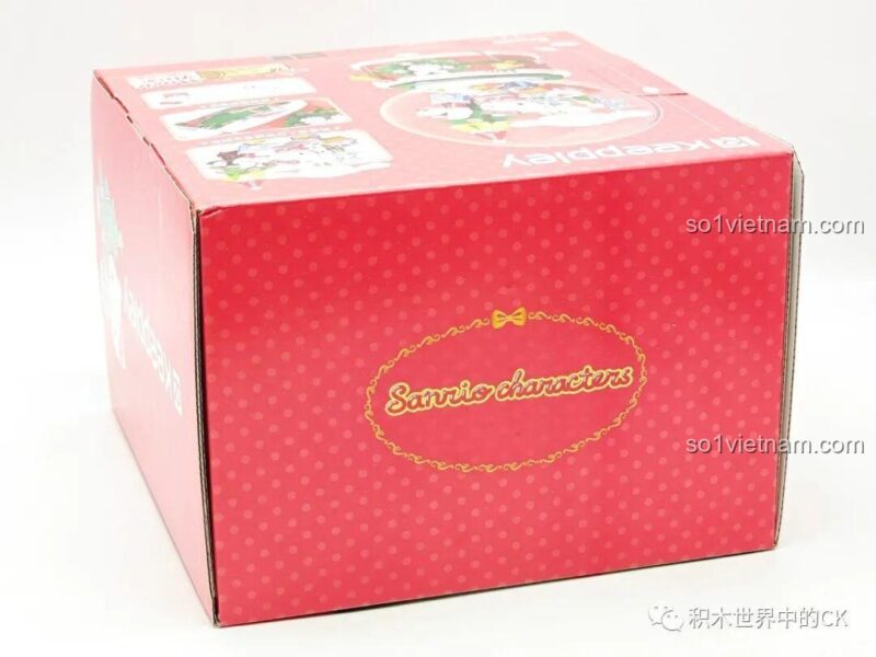 Mặt bên hộp đồ chơi Keeppley K20836 Hộp nhạc Giáng Sinh Sanrio Characters, hình ảnh Cinnamoroll trượt tuyết