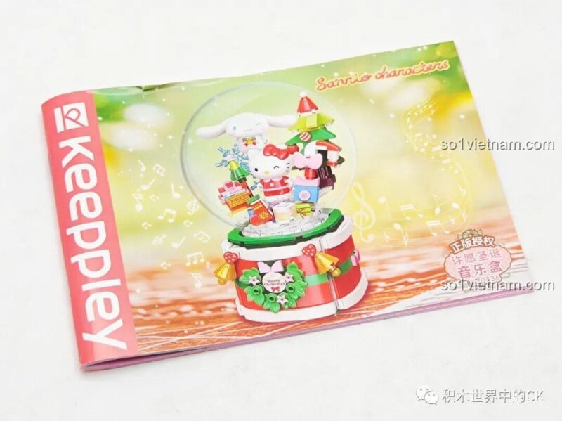 Mặt trên hộp đồ chơi Keeppley K20836 Hộp nhạc Giáng Sinh Sanrio Characters, chữ Sanrio characters