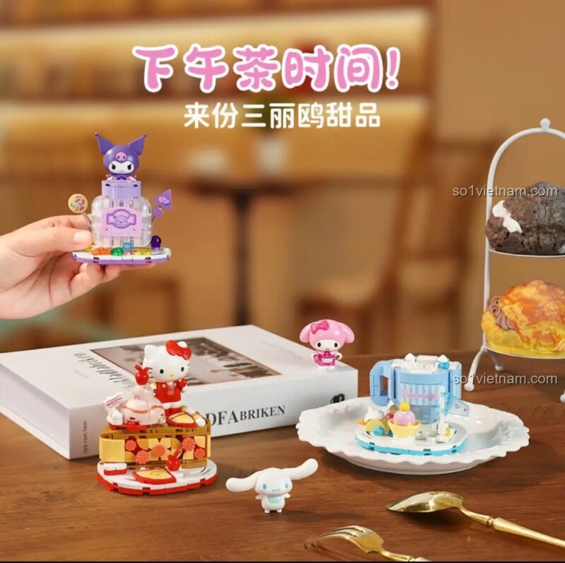 Trưng bày bộ xếp hình K20882 chủ đề tiệc trà chiều cùng các nhân vật Sanrio dễ thương.