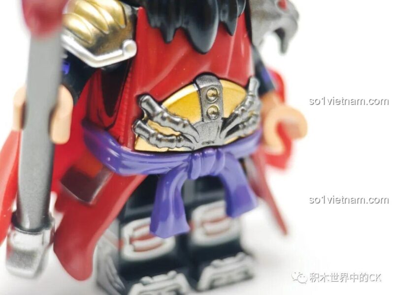 Ảnh chụp cận cảnh chi tiết giáp vai hình đầu hổ của figure nhân vật Trương Dực Đức, thể hiện sự tinh xảo.