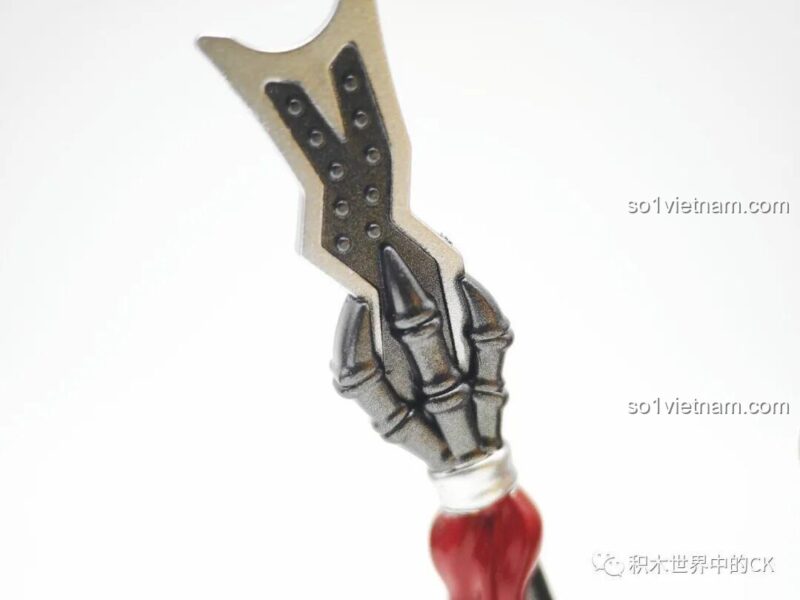 Ảnh chụp cận cảnh chi tiết mũ và dải lụa phía sau của đồ chơi mô hình Ngũ Hổ Tướng Trương Phi.