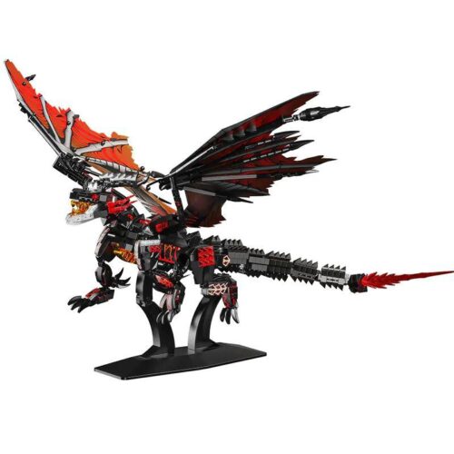 Mô hình Rồng Naisadragon bằng LEGO® 68257 của 乐毅积木 đang bay, cánh rồng đỏ rực, thân rồng đen với các chi tiết vàng cam, đế trưng bày màu đen. Đồ chơi lắp ghép Rồng Naisadragon 1438 mảnh cho bé 6 tuổi.