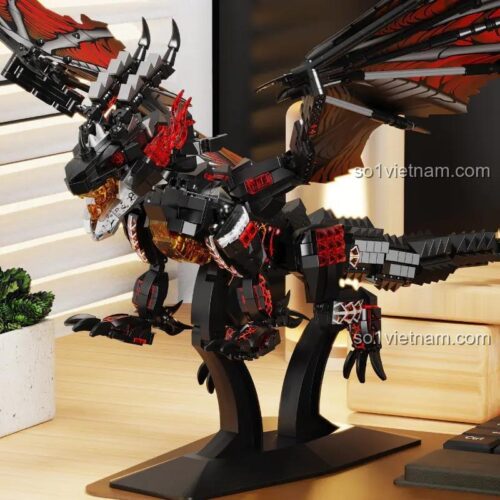 Mô hình Rồng Naisadragon bằng LEGO® 68257 của 乐毅积木 đặt trên bàn làm việc, thể hiện kích thước ấn tượng. Đồ chơi lắp ghép Rồng Naisadragon 1438 mảnh cho bé 6 tuổi.