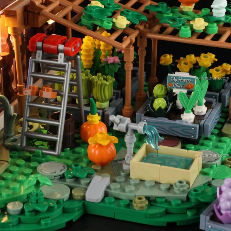 Chi tiết khu vườn bên ngoài mô hình Lumibricks F9059 Nhà Vườn Ươm Gia Đình, có giàn leo, hoa, bí ngô và vòi nước, đồ chơi sáng tạo cho bé 16 tuổi