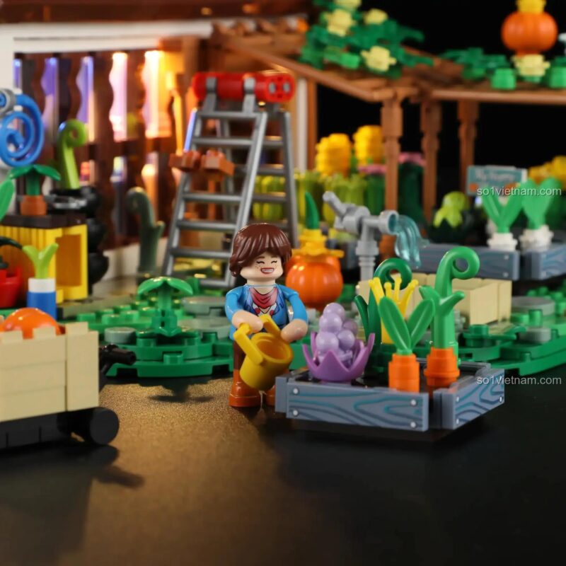 Minifigure người làm vườn trong bộ lắp ghép Lumibricks F9059 Nhà Vườn Ươm Gia Đình, đang tưới cây và chăm sóc vườn, đồ chơi sáng tạo cho bé 16 tuổi