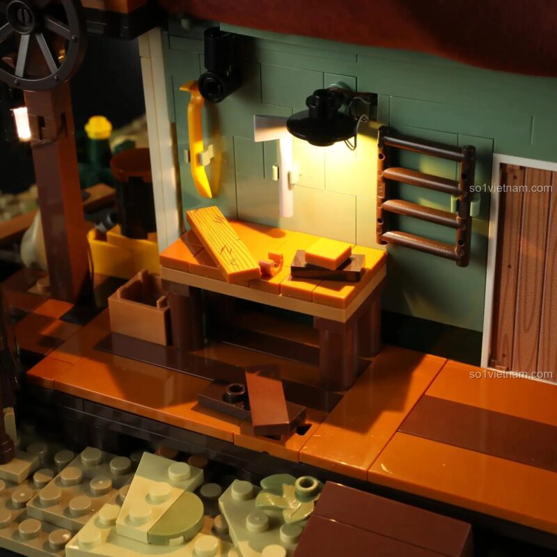 Chi tiết nội thất Cửa hàng Tạp hóa Miền Tây Cổ Lumibricks F9057, bàn làm việc, dụng cụ, đèn bàn, đồ chơi xây dựng