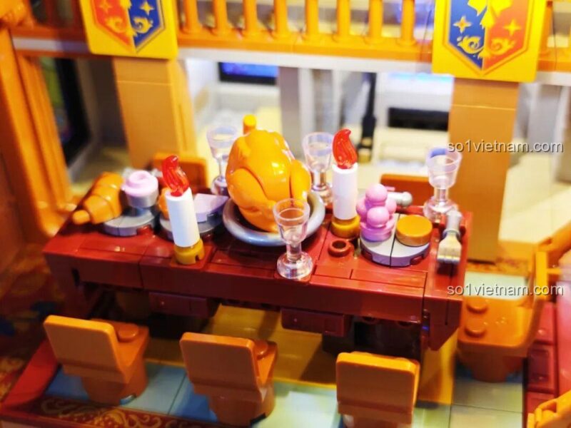 Hai bức tranh chân dung quốc vương ẩn giấu và chìa khóa bí mật bên trong bộ xếp hình Lumibricks L9071 Sảnh Tiệc Hoàng Gia, tăng tính khám phá, phù hợp thanh niên 16 tuổi, giá hời.