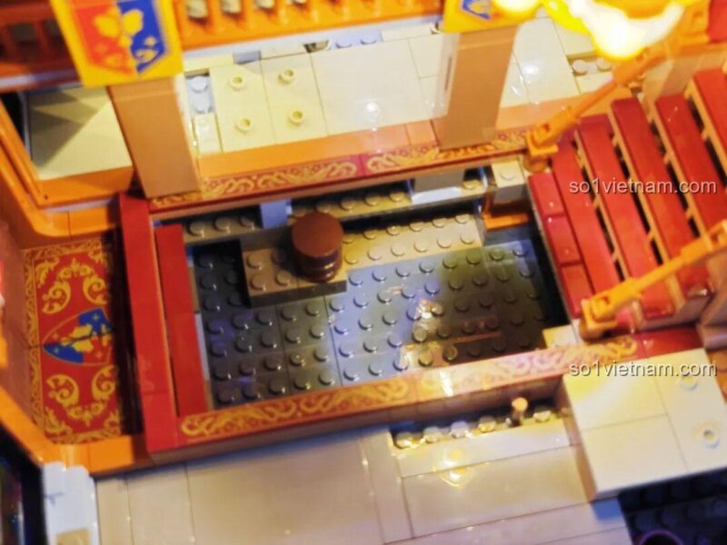 Hai bức tranh chân dung quốc vương ẩn giấu và chìa khóa bí mật bên trong bộ đồ chơi Lumibricks L9071 Sảnh Tiệc Hoàng Gia, tăng tính khám phá, phù hợp thanh niên 16 tuổi, giá tốt.