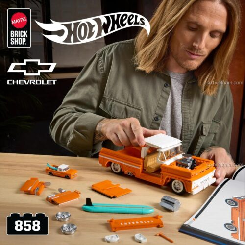 Người lớn đang lắp ráp đồ chơi mô hình Mattel JFT20 Xe bán tải Chevrolet 1962, thể hiện độ chi tiết và kích thước ấn tượng của sản phẩm.