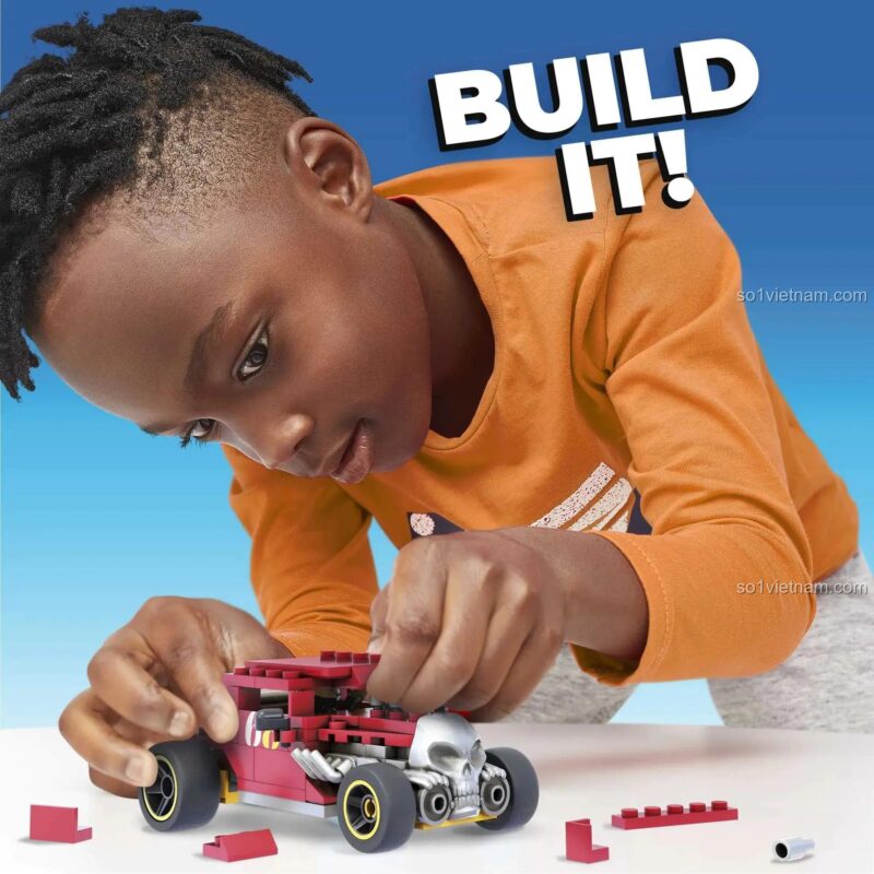 Bé trai đang lắp ráp bộ đồ chơi Mega Bloks GVM29 Hot Wheels Bone Shaker, 118 mảnh, 5 tuổi