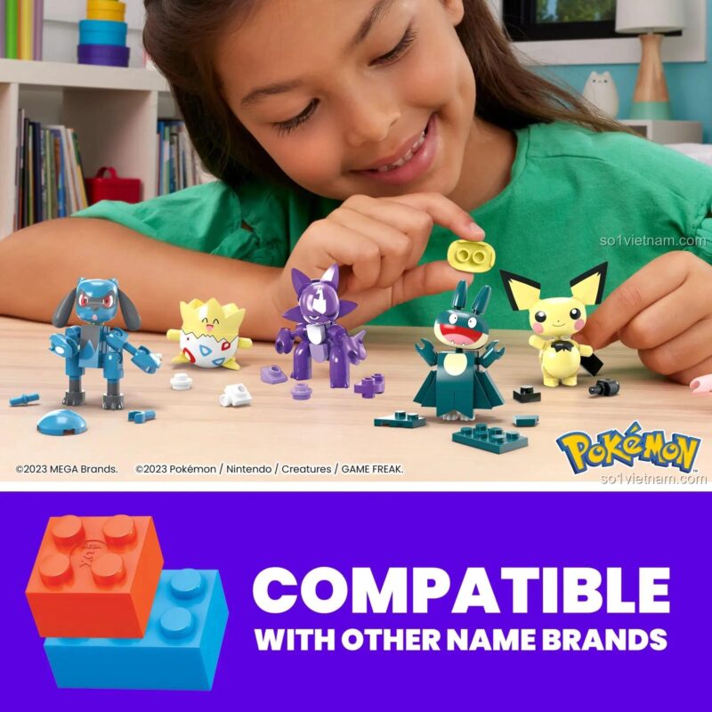 Hình ảnh minh họa trẻ em đang chơi bộ Mega Bloks HKT24 Pokémon Trainer 8 Pack, nhấn mạnh tính tương thích với các thương hiệu lớn khác