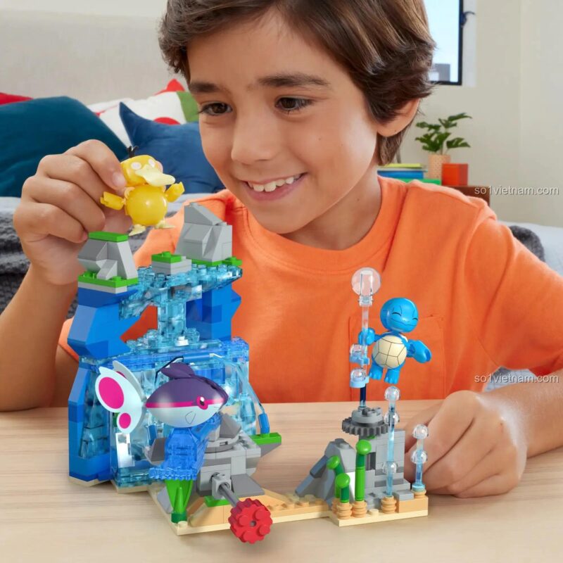 Bé trai đang chơi với bộ lắp ghép Pokémon: Cuộc Phiêu Lưu Dưới Nước của Mega Bloks HXF79, đồ chơi giáo dục cho bé 8 tuổi